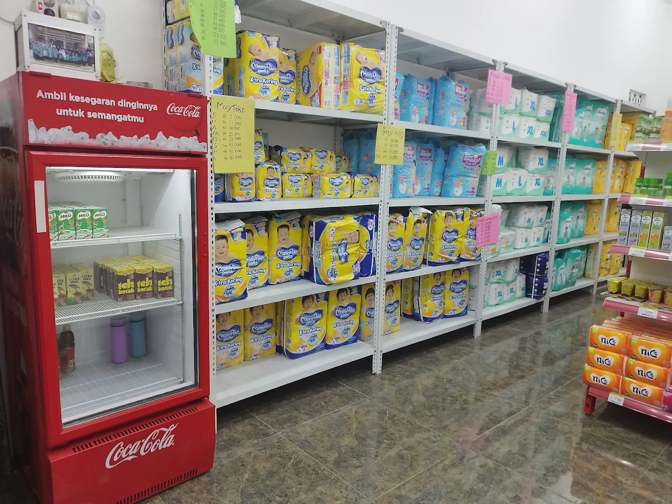 Ruang toko dengan pilihan susu dan perlengkapan bayi